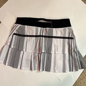 LULULEMON grey and white striped skirt with back pocket size 6 tall 🖤🤍